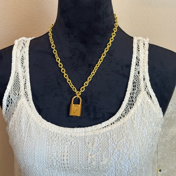 LOUIS VUITTON, Lock, 2 keys on an unbranded chain. # 315. Beautiful - Picture 10 of 11